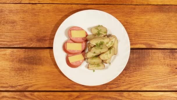 Zeer heerlijke aardappel diner, gebakken in de oven. — Stockvideo