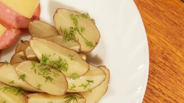 Very delicious potato dinner, baked in the oven. — Stock Video