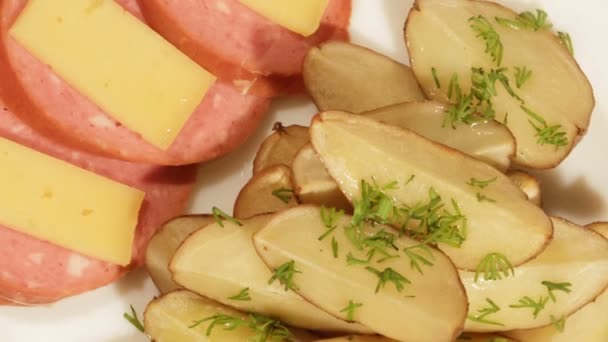 Very delicious potato dinner, baked in the oven. — Stock Video