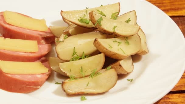 非常美味的马铃薯晚餐，在烤箱中烤. — 图库视频影像