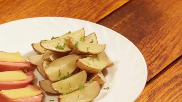 Cena de papa muy deliciosa, horneada en el horno . — Vídeos de Stock