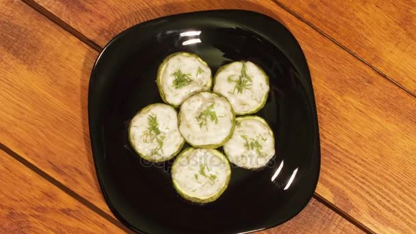 Zucchini-Snack mit Knoblauchsoße, im Ofen gekocht. — Stockvideo