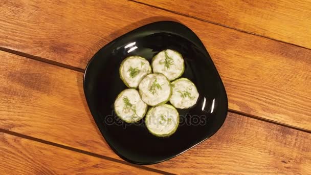 Zucchini-Snack mit Knoblauchsoße, im Ofen gekocht. — Stockvideo
