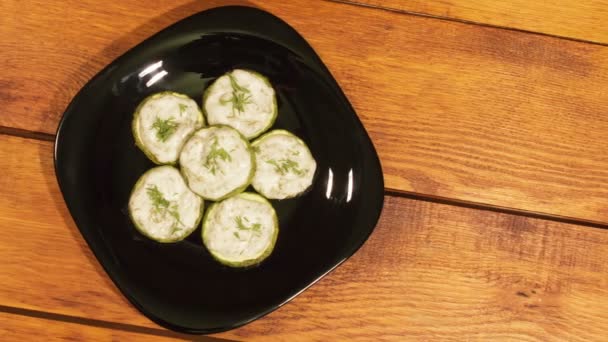 Courgette snack met met knoflooksaus, gebakken in de oven. — Stockvideo