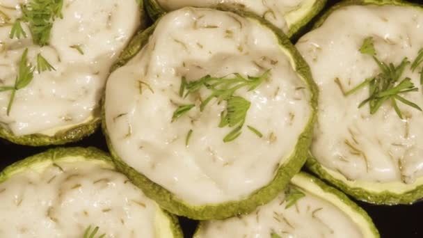 Zucchini snack with with garlic sauce, cooked in the oven. — Stock Video