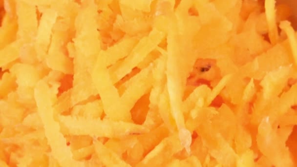 Zanahoria picada en taza blanca sobre fondo de madera de cerca. Ingrediente para ensalada de verduras — Vídeos de Stock