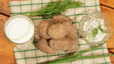 Geleneksel Kanarya ve İspanyol yemek sarımsak sosu ve süt ile. Kabuklu, güçlü tuzlu suda haşlanmış patates.