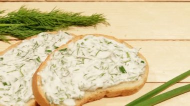 Ahşap zemin üzerine sarımsak soslu sandviç