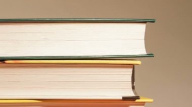 Yığın ayakta yeni kitap.