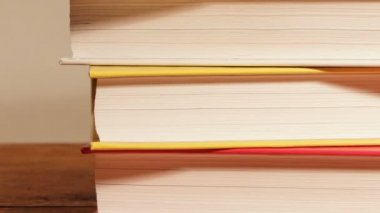 Yığın ayakta yeni kitap.