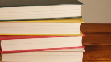 Yığın ayakta yeni kitap.