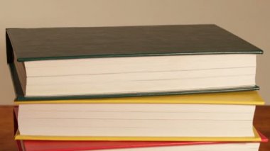 Yığın ayakta yeni kitap.
