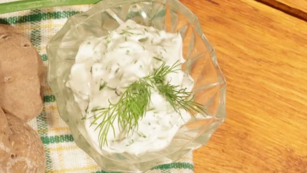 Sarımsak mayonez, yeşil soğan, dereotu soslu. Çok lezzetli ev yapımı ürün — Stok video