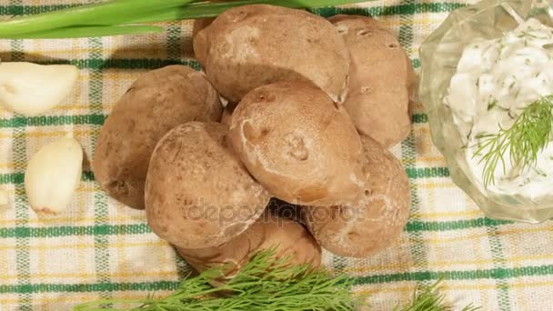 Plat traditionnel canarien et espagnol avec sauce à l'ail et lait. Pommes de terre dans la croûte, bouillies dans de l'eau fortement salée . — Video