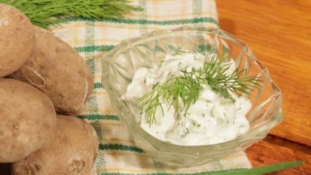 Traditionelles kanarisches und spanisches Gericht mit Knoblauchsoße und Milch. Kartoffeln in Schwarte, in stark gesalzenem Wasser gekocht. — Stockvideo