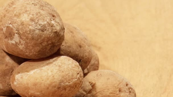 Plato tradicional canario y español, patatas en corteza, hervidas en agua fuertemente salada — Vídeos de Stock