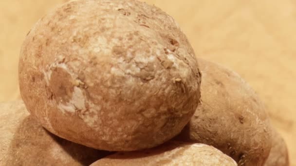 Traditionele Canarische en Spaanse schotel, aardappelen in de schil, gekookt in sterk gezouten water — Stockvideo