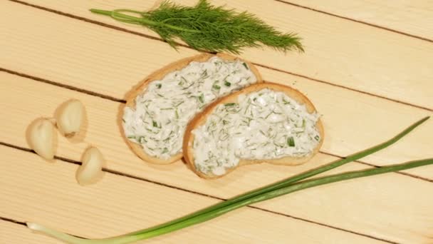A sandwich with garlic sauce on wooden background — Stock Video