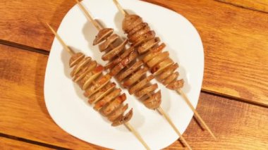Beyaz tabakta fırında pişmiş patates şişleri,.