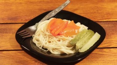 İtalyan makarna sebze sos ve ahşap arka plan üzerinde turşu salatalık ile