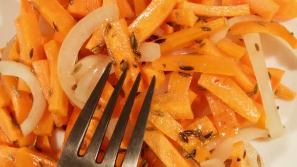 Salade de légumes frais de carottes et d'oignons dans une assiette . — Video