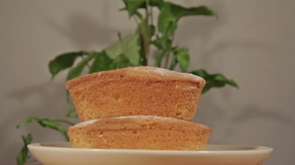 Παιδικό cupcake whith πηγμένο γάλα για τυρί περιστρέψετε το λευκό φόντο — Αρχείο Βίντεο