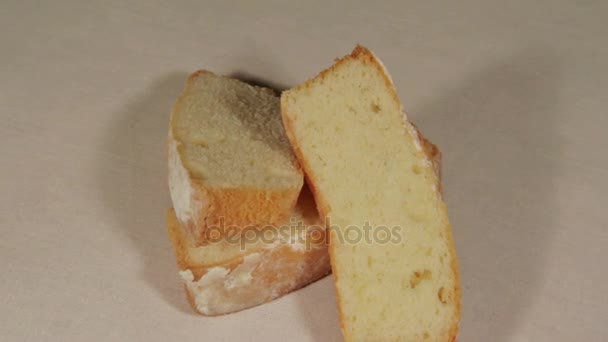 儿童蛋糕蒙山豆腐旋转在白色的背景 — 图库视频影像