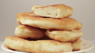 Köftesi doldurma üzerinde dönen patates ile arka plan ışık.