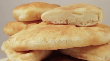 Köftesi doldurma üzerinde dönen patates ile arka plan ışık.