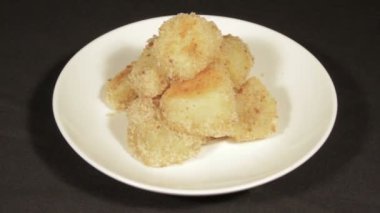 Bir gevrek kabuk, fırında pişmiş patates