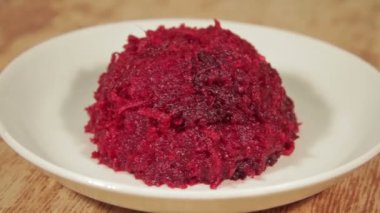 Rendelenmiş ev yapımı kırmızı pancar salatası yakın çekim