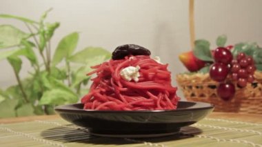 Vejetaryen makarna pancar sos, Kuru erik ve peynir ile.
