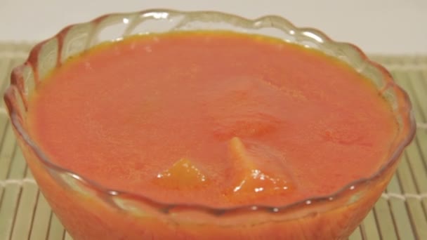 Солодкий перець у томатному соусі — стокове відео