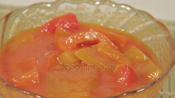 Pimentos doces em molho de tomate — Vídeo de Stock