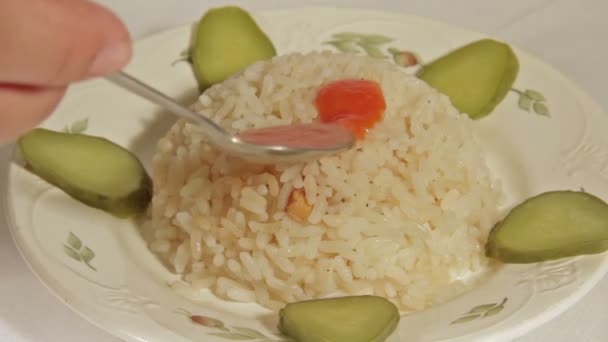 Plato giratorio de arroz con pepinos marinados . — Vídeo de stock