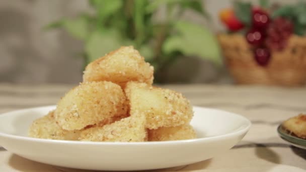 Potatoes with a crispy crust, baked in the oven — Stock Video