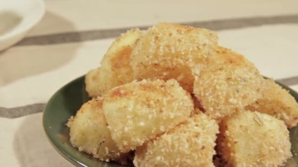 Kartoffeln mit knuspriger Kruste, im Ofen gebacken — Stockvideo