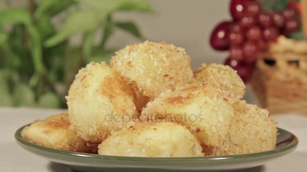 Aardappelen met een krokante korst, gebakken in de oven — Stockvideo