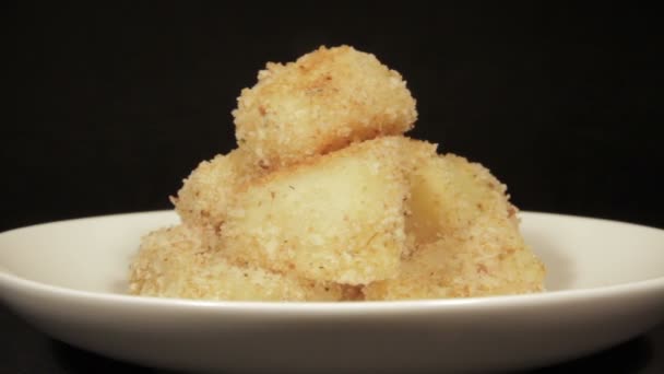 Potatoes with a crispy crust, baked in the oven — Stock Video