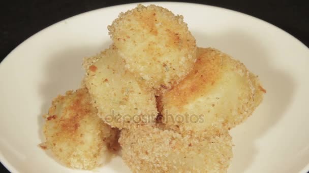 Patatas con una corteza crujiente, al horno — Vídeos de Stock