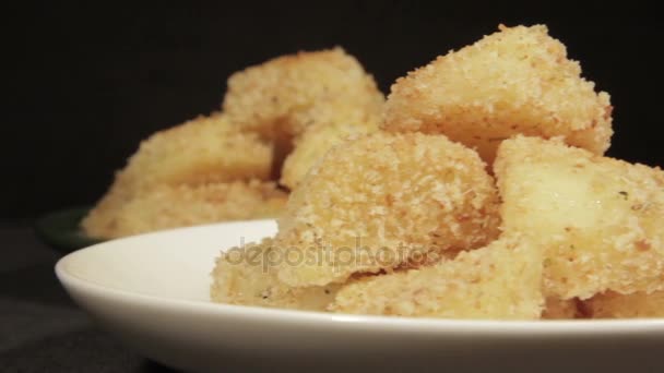 Potatoes with a crispy crust, baked in the oven — Stock Video