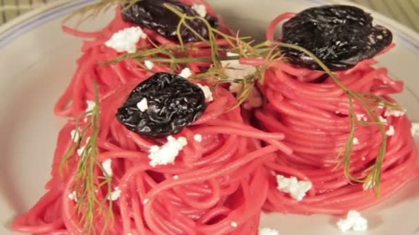 Vegetarian pasta with beetroot sauce, prunes and cheese. — Stock Video