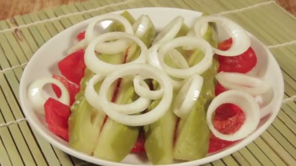 Vegetarischer Salat aus Paprika, Gurken und Zwiebeln — Stockvideo