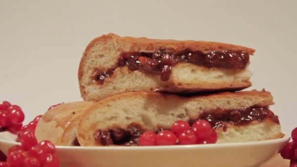 Torta com viburno em um prato branco . — Vídeo de Stock