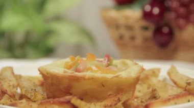 Lezzetli kahvaltı sosis ve sebze ile patates sepetinde.