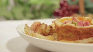 Lezzetli kahvaltı sosis ve sebze ile patates sepetinde.