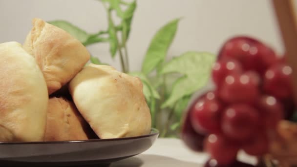 Pastel con patata y relleno de carne . — Vídeo de stock