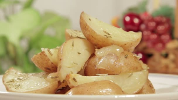 Gekookte aardappelen in de oven met uien en kruiden — Stockvideo