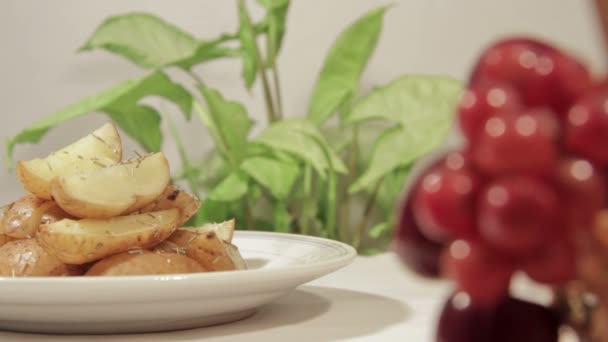Картофель в духовке с луком и специями — стоковое видео
