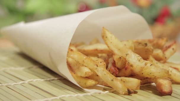 Palitos de patata caseros en bolsa de papel . — Vídeo de stock